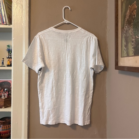 uniqlo 🎉rare🎉hokusai blue japanese theme white tshirt with front pocket - Picture 13 of 13